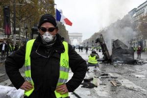 Lupte de stradă la Paris: Gaze lacrimogene şi tunuri de apă împotriva protestatarilor nemulţumiţi de scumpirea carburanţilor (VIDEO)