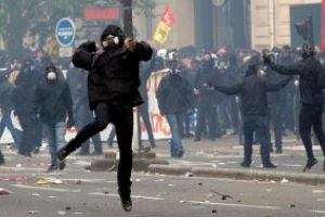 Franta: Confruntari intre manifestanti si fortele de ordine la Paris