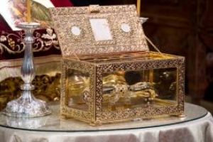 Sute de persoane asteapta la racla cu moastele asezate spre inchinare in pridvorul Paraclisului Catedralei Mantuirii Neamului