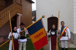 FOTO: Reconstituire după 100 de ani. Locuitorii din Lupşa au realizat un steag tricolor şi vor merge pe jos pentru a participa la sărbătoarea Unirii de la Alba Iulia