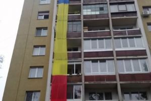 Povestea unor clujeni care au arătat cât de mult iubesc România. Pentru înaintaşii lor care au murit pentru ţară au făcut un DRAPEL IMENS