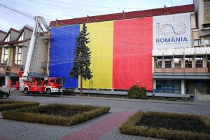 Tricolor uriaş pe faţada Palatului Administrativ, semn că se apropie Ziua Naţională (FOTO)