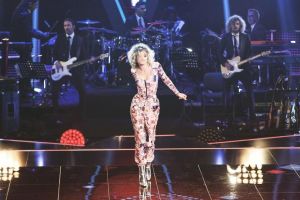 Cu şi fără cizme, Alexa Dragu a ridicat publicul în picioare la Vocea României