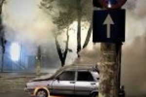 VIDEO / Un autoturism Dacia a luat foc in fata sediului PSD