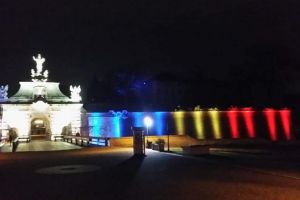 FOTO: Zidurile Cetăţii şi blocurile din faţa Parcului Unirii, luminate în culorile tricolorului