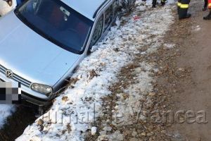 FOTO-ULTIMĂ ORĂ: Un buzoian s-a răsturnat cu maşina la Urecheşti