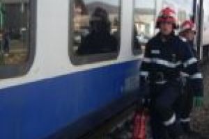 Panică în trenul Timişoara – Iaşi! Zeci de călători, evacuaţi din cauza fumului dens!