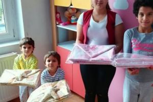 Bucuria de a dărui pentru fericirea de a primi un zâmbet drept mulţumire. Cadou nesperat pentru copii care au dormit pe cartoane