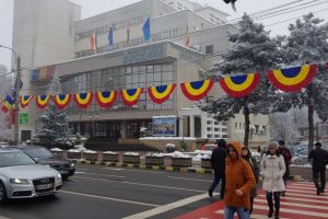 Modă de Oradea! Pentru că i-a plăcut ce a văzut la noi, primarul din Suceava a împodobit oraşul cu cocarde tricolore (FOTO)