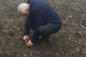 Încă un gest halucinant al ministrului Petre Daea. A transmis live pe Facebook cum scormoneşte în pământ VIDEO
