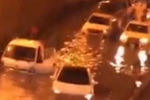 VIDEO DRAMATIC. Maşini rămase CAPTIVE într-un tunel rutier. Zeci de morţi, oraşe evacuate în întregime