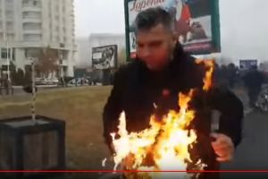 Video ŞOCANT: Un preot ŞI-A DAT FOC la Catedrala Mântuirii Neamului