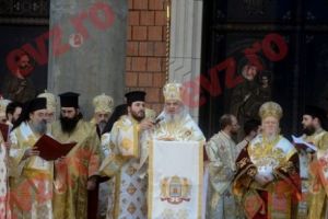 UPDATE: Sfinţirea Catedralei Mântuirii Neamului. Slujba se apropie de final. Credincioşii se pregătesc de intrarea în altar. Live text