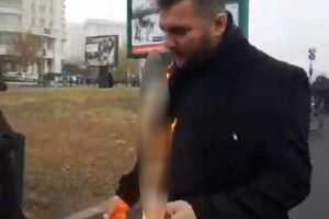 VIDEO – Un preot şi-a dat foc la geacă în apropiere de Catedrala Mânturii Neamului