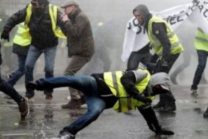 DW: Tunuri cu apă împotriva demonstranţilor din Paris