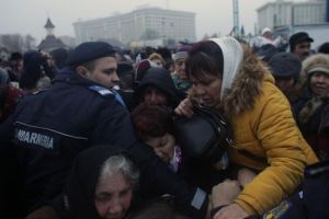Sfinţirea Catedralei Neamului, în imagini tulburătoare: Oameni care s-au îmbulzit în curtea neîncăpătoare şi un fost preot care şi-a dat foc (FOTO/VIDEO)
