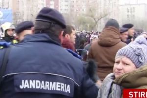 E haos la Catedrala Mântuirii Neamului. Îmbrânceli între enoriaşi şi jandarmi - VIDEO