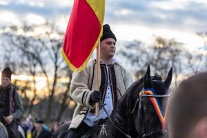 FOTO: FOTO: Duminică dimineaţa, sătmărenii au pornit călare spre Alba Iulia. Ei vor să refacă şi să urmeze traseul pe care înaintaşii transilvăneni l-au făcut în urmă cu 100 de ani
