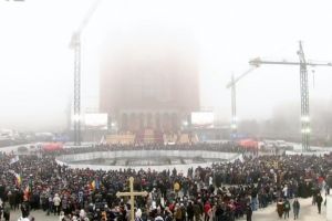 Peste 100 de persoane au avut nevoie de ingrijiri medicale la sfintirea Catedralei Mantuirii Neamului 