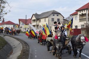 FOTO&VIDEO. Convoi de căruţe pe Drumul Unirii. Maramureşenii şi oşenii au pornit spre Alba Iulia