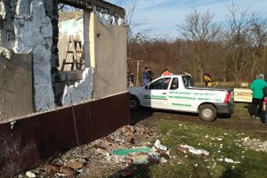 A început reconstruirea casei mistuite de flăcări din Brad