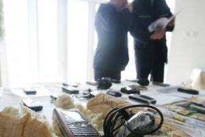 Puşcăriaşii stăpânesc arta comunicării: Peste 2.000 de telefoane confiscate