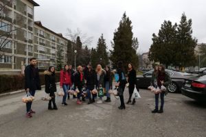 O sută de kilograme de fructe şi legume, donate de elevi de la Palatul Copiilor şi Liceul Tehnic Motru, spitalului municipal