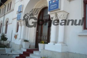 Situaţie neobişnuită la Primăria Târgu-Jiu: juristul a plătit taxă de timbru din propriul buzunar, în procesul municipalităţii cu administratorul special al Pandurii. Consiliul local decide dacă-i returnează banii