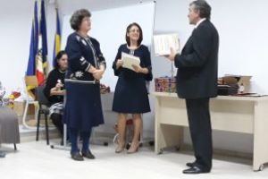 Premii pentru „Excelenţă în activităţile educative”  Profesor foarte bun este cel care pregăteşte elevii pentru reuşita examenelor, dar profesor excelent e cel care îi pregăteşte pentru viaţă.”