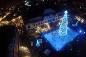Concert, artificii, pornirea iluminatului ornamental si deschiderea patinoarului in prima zi a Targului de Craciun din Baia Mare. Cand are loc