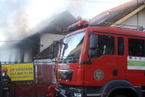 ACUM – O casă ARDE la Costeşti
