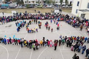 Impresionant.  Elevii Școlii Gimnaziale Nr. 38 Dimitrie Cantemir au trasat conturul Romaniei si simbolul Centenarului Marii Uniri (galerie foto) 