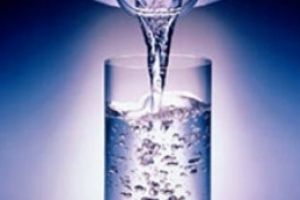 Apele îmbuteliate vor avea inscripţionate pe etichetă concentraţia de nitriţi şi nitraţi, conform unui proiect de lege depus la Senat