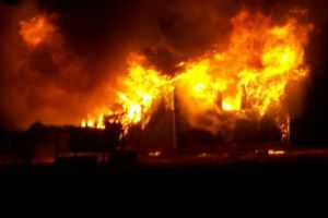Incendiu, duminica seara, in Puchenii Mari, sat Pietrosani. O locuinta a fost mistuita de flacari