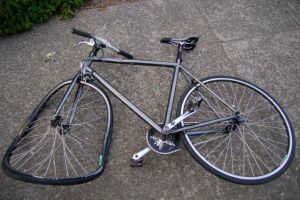 Șofer, căutat pe Facebook. A lovit un biciclist şi a fugit de la faţa locului