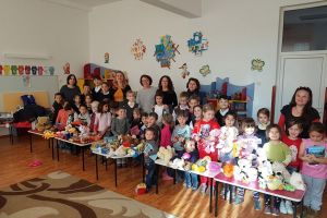 Daruri pentru preşcolarii de la Şcheia din partea elevilor de la Şcoala „Miron Costin” ...