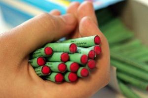 O fată de 16 ani a ajuns la spital după ce o petardă i-a explodat în mână