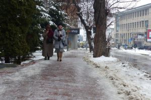 Zece suceveni au ajuns la Urgenţe, luni, până la ora 8.00, în urma căderii pe gheaţă