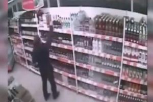Bărbaţi prinşi după ce au sustras din magazine bere şi vodcă