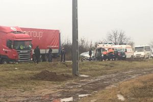 Accident pe DN 79, între Nojorid şi Oradea: O maşină mică s-a izbit de un TIR