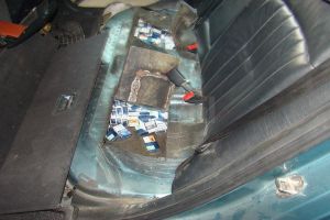 Peste 1.700 de pachete cu ţigări, găsite ascunse în pereţii laterali, în portiere şi sub ...