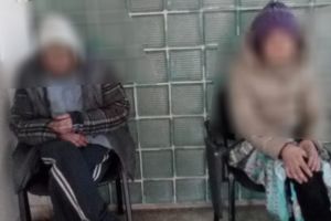 Copii pusi sa cerseasca in intersectia de la Casa de Cultura din Constanta. Mama lor ii supraveghea de pe trotuar (galerie foto)