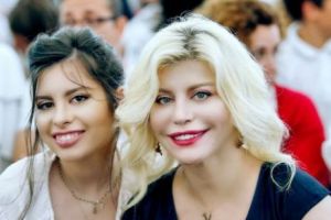 SCANDAL în LUMEA MONDENĂ. O cântăreaţă din România şi-a PIERDUT TOȚI FANII. Admiratorii au „dat de pământ” cu ea