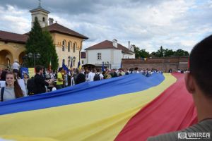 Caravana Tricolorul, cu un steag de 30 de metri, va ajunge miercuri la Alba Iulia, după ce a străbătut toate judeţele ţării