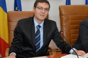 Judecată în familie: Antik vrea să se abţină de la a judeca procesul de corupţie al lui Kiss. Colegii îl obligă să o facă!
