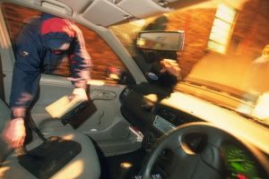 Tâlhărit în plină stradă: Au intrat peste un orădean în maşină şi i-au furat banii şi telefonul!