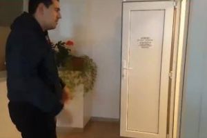 VIDEO - S-au mirat cum arată toaleta de pe autostrada Aiud - Turda de parcă au descoperit focul