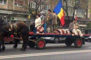 VIDEO: Un convoi de căruţe se îndreaptă spre Alba Iulia şi reface drumul delegaţilor maramureşeni din 1918. “I-aşteptăm la Alba Iulia, pe cai cu fân iar pe calareti cu pâine şi cu sare!”