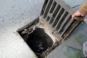 Actiune de curatare si intretinere a sistemului de canalizare in cartierele Vasile Alecsandri, Orasul Vechi si Valea Rosie