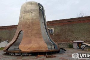 FOTO, VIDEO: Clopot imens amplasat pe latura de vest a Cetăţii. Hologramă cu crucea creştină, candela neuitării şi frescă cu pozele eroilor în interior